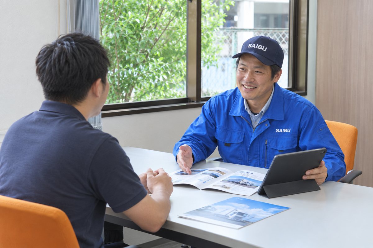 机をはさんで採用担当と話す様子